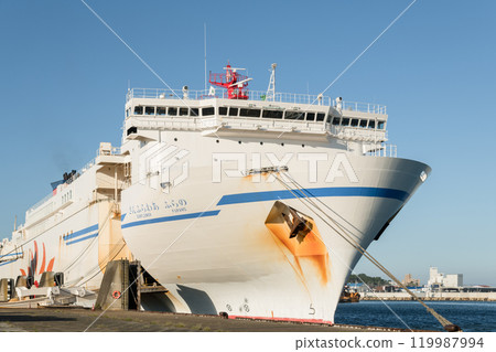 [The rampway in front of the Sunflower Furano, anchored at Oarai Port] 119987994