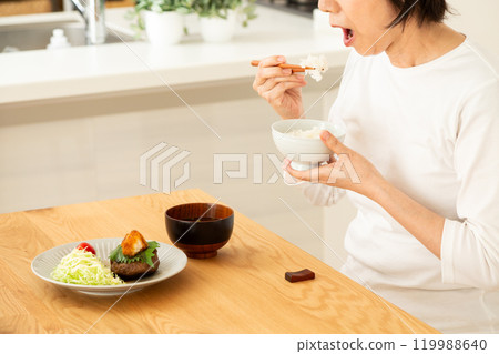 中高級女性吃磨碎的漢堡套餐 119988640