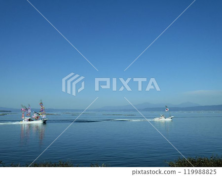 揮舞著大漁旗的漁船（鹿兒島縣垂海市） 119988825