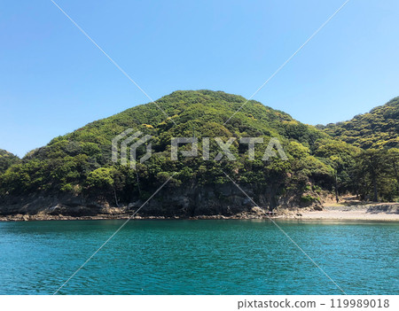 鬱鬱蔥蔥的青山和蔚藍的大海,寧靜的自然景觀 鬱鬱蔥蔥的青山和蔚藍的大海,寧靜的自然景觀 119989018