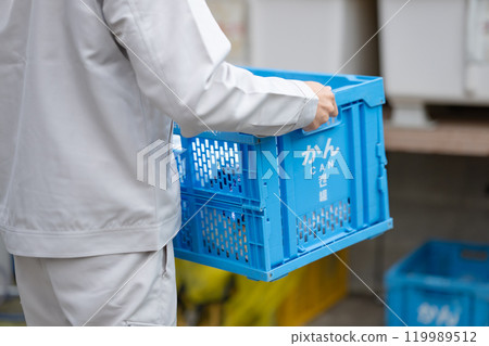 A worker collecting trash 119989512