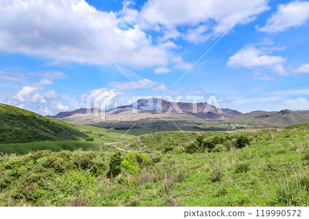 [Kumamoto] Kusasenrigahama. A magnificent view spread out before us, including the dynamic Mount Aso emitting smoke. 119990572