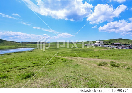 [Kumamoto] Kusasenrigahama. A magnificent view spread out before us, including the dynamic Mount Aso emitting smoke. 119990575