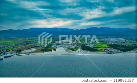 Autumn near the mouth of the Kurobe River, a first-class river in Toyama Prefecture 119991197