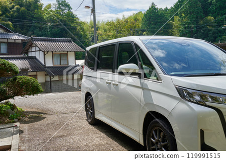 汽車停在停車場、房子、鄉村 汽車停在停車場、房子、鄉村 119991515