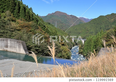 View from the Shirai Dam, on the Oku-Iya road (Higashi-Iya, Tokushima Prefecture) 119991569