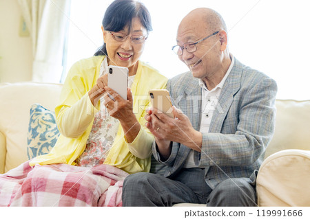 操作智能手機的資深夫婦 119991666