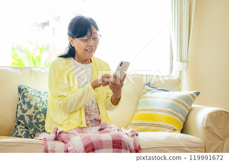 Senior woman operating a smartphone Senior woman operating a smartphone 119991672