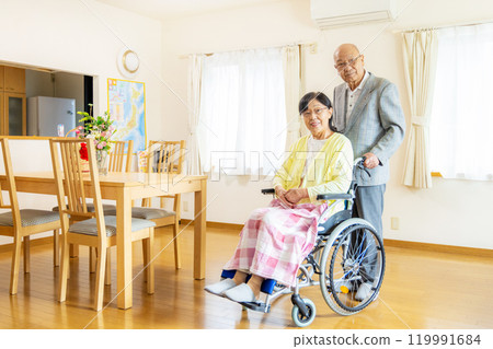 坐輪椅的老年婦女夫婦 119991684