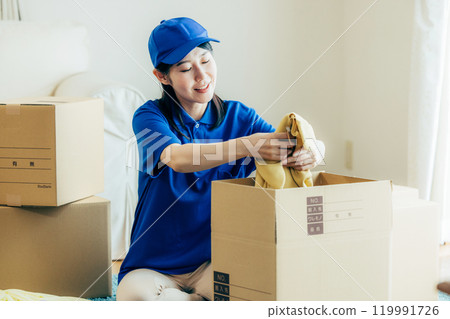 準備搬家的女承包商 119991726