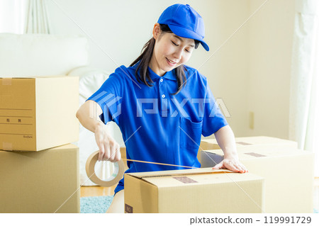 Woman preparing to move, moving company 119991729