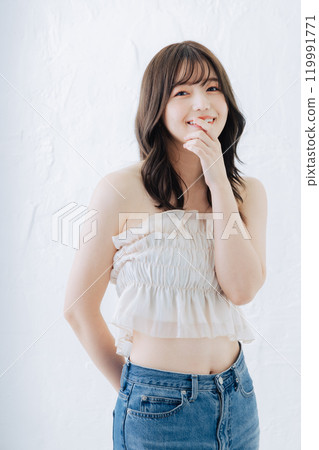 Fashion portrait 119991771