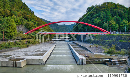 橫跨黑部川的紅色愛本橋周圍的秋景 橫跨黑部川的紅色愛本橋周圍的秋景 119991786