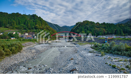 橫跨黑部川的紅色愛本橋周圍的秋景 119991787