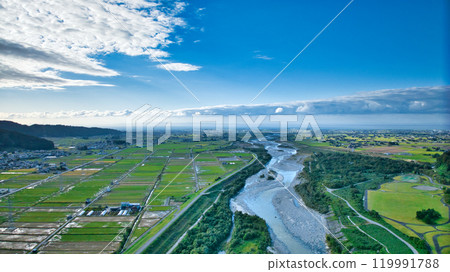橫跨黑部川的紅色愛本橋周圍的秋景 橫跨黑部川的紅色愛本橋周圍的秋景 119991788