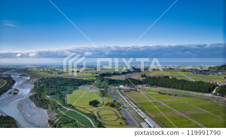 Autumn scenery around the red Aimoto Bridge over the Kurobe River Autumn scenery around the red Aimoto Bridge over the Kurobe River 119991790