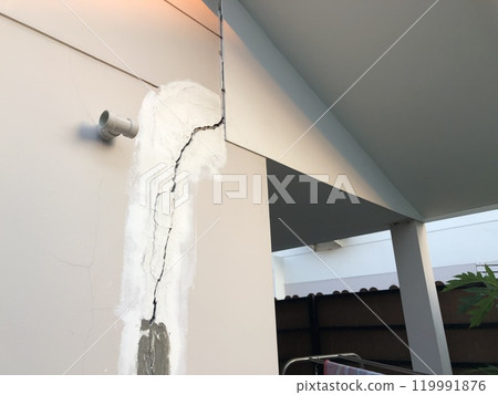 Cracked building concrete wall at the outside reveals clear fissures due to soil subsidence. This 8 year old house photo was taken on October 26, 2023. Cracked building concrete wall at the outside reveals clear fissures due to soil subsidence. This 8 year old house photo was taken on October 26, 2023. 119991876