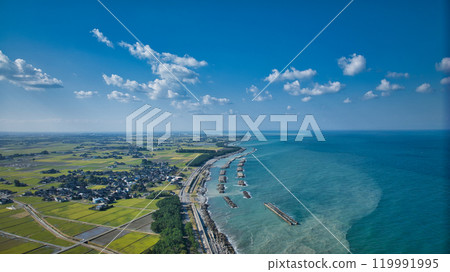 秋季富山縣入禪町沿岸的離岸風力渦輪機和防波堤 119991995