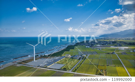Offshore wind turbines and breakwaters off the coast of Nyuzen Town, Toyama Prefecture in autumn Offshore wind turbines and breakwaters off the coast of Nyuzen Town, Toyama Prefecture in autumn 119992000