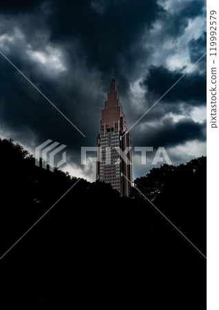 烏雲籠罩著城市的摩天大樓 烏雲籠罩著城市的摩天大樓 119992579
