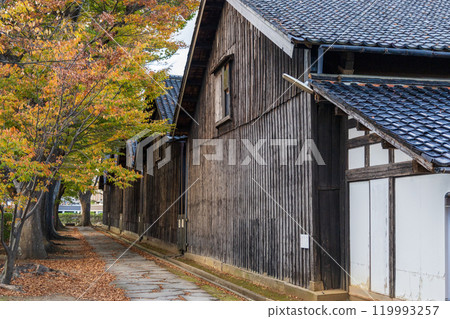 被秋葉包裹的三共倉庫 119993257