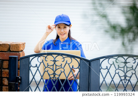 女工作人員送行李到家 119993324