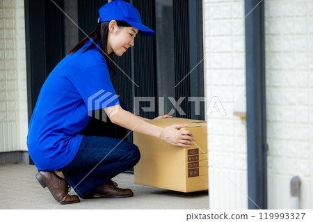 Delivery to a designated place Female staff 119993327