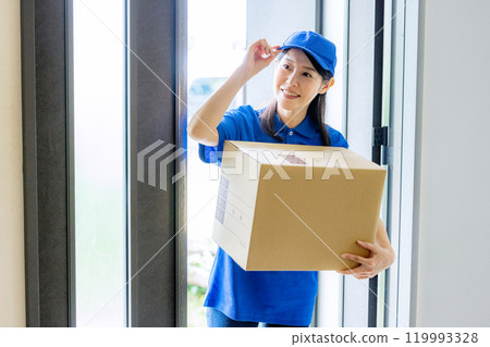 Delivery staff woman Delivery staff woman 119993328