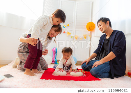 Family celebrating 1-year-old boy's birthday 1 year old 1 sho mochi 119994081