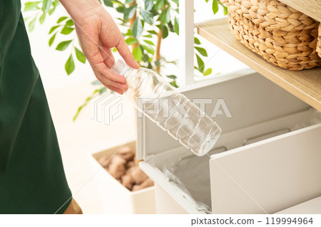 中老年婦女的手分離並丟棄可回收垃圾 119994964