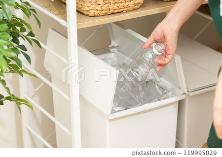 中老年婦女的手分離並丟棄可回收垃圾 中老年婦女的手分離並丟棄可回收垃圾 119995029