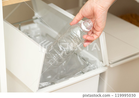 The hands of middle-aged to senior women sorting and throwing away recyclable waste The hands of middle-aged to senior women sorting and throwing away recyclable waste 119995030
