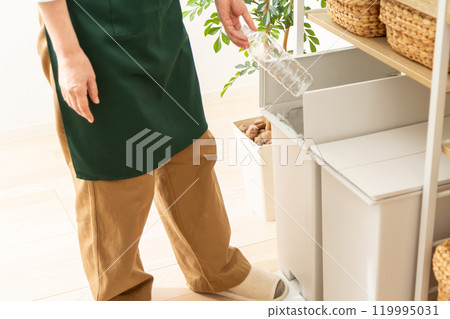 中老年婦女的手分離並丟棄可回收垃圾 119995031