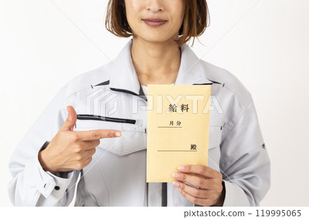 穿著工作服的女人拿著白色背景的薪資袋 119995065