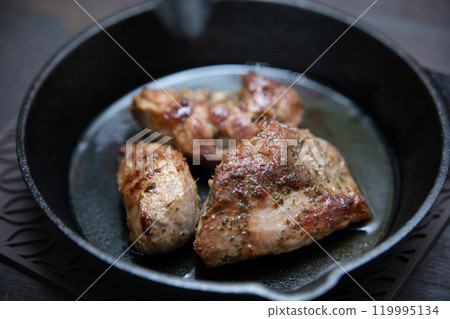 吉比爾圖片:在煎鍋中精心烤製的野豬肉(照片素材) 吉比爾圖片:在煎鍋中精心烤製的野豬肉(照片素材) 119995134