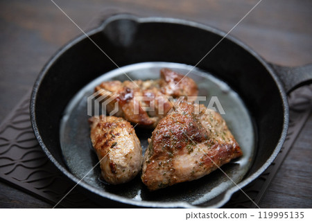吉比爾圖片:在煎鍋中精心烤製的野豬肉(照片素材) 吉比爾圖片:在煎鍋中精心烤製的野豬肉(照片素材) 119995135