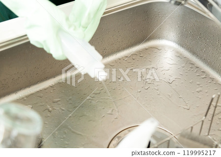 一位中年婦女洗廚房水槽的手 119995217