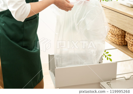 中高級婦女在廚房垃圾桶設置垃圾袋 119995268
