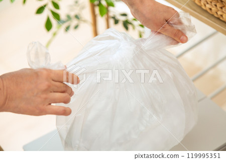中老年婦女的手分離並丟棄可回收垃圾 119995351
