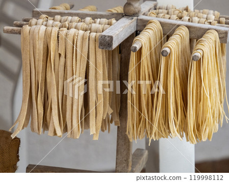 italian hand made pasta tagliatelle 119998112