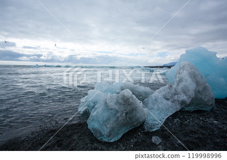 Icebergs on water, Jokulsarlon glacial lake, Iceland Icebergs on water, Jokulsarlon glacial lake, Iceland 119998996