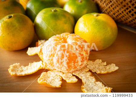 Peeled very early mandarin oranges, Unshu mandarins, mandarins, citrus fruits Peeled very early mandarin oranges, Unshu mandarins, mandarins, citrus fruits 119999433