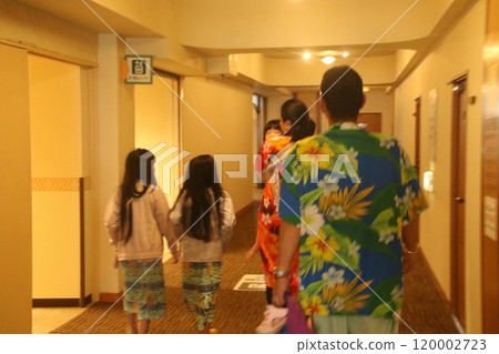 Resort Hawaiians Overnight Trip 120002723