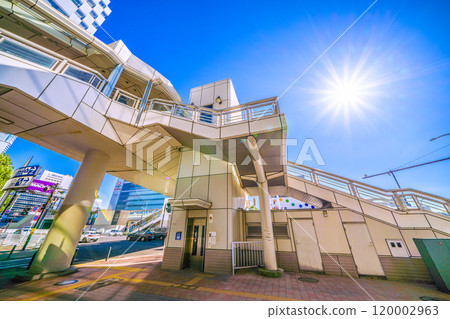 日本橫濱城市景觀 一座擁有人行天橋的城市...俯瞰新橫濱站和其他地區。站前道路維修已完成...一線希望... = 7日 120002963