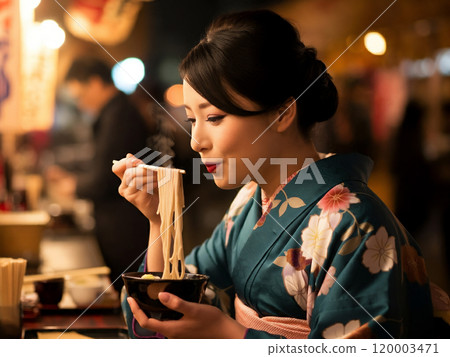 年末在大排檔吃年越蕎麥麵的女士 年末在大排檔吃年越蕎麥麵的女士 120003471