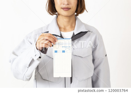 穿著工作服的女人拿著考勤卡 穿著工作服的女人拿著考勤卡 120003764