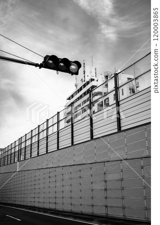 Traffic in the city: Metropolitan Expressway Central Circular Route and Yamate-dori 2024.10 Monochrome 120003865
