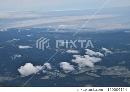 航空攝影：從雲層和飛機上方看到的風力發電廠 120004134