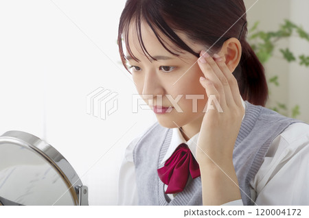 高中女孩早上做好準備 高中女孩早上做好準備 120004172