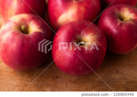 Reasonably priced red apples 120004340